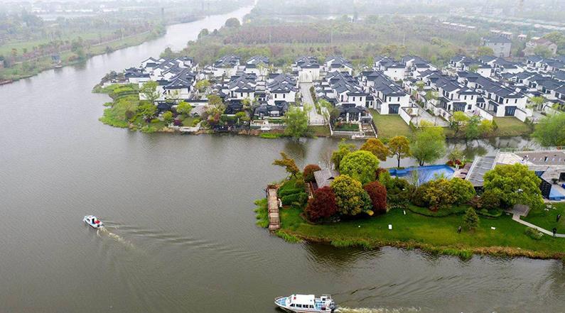 水韻湖城太清沿岸長(zhǎng)興縣楊家浦國(guó)控?cái)嘌桓?></a>
		<figcaption>
<h4>水韻湖城太清沿岸長(zhǎng)興縣楊家浦國(guó)控?cái)嘌桓?/h4>
<em>河道生修復(fù)工程</em>
<p>本工程位于洪橋鎮(zhèn)，本次生態(tài)修復(fù)范圍為北橫港及其叉港，東段為楊家浦閘至圖影扶欄橋段，西段為楊家浦港至陽(yáng)墩漾，主河道總長(zhǎng)7.36km，叉港總長(zhǎng)8.15km。所需松木樁規(guī)格為3米小頭11-12CM型號(hào)，所用數(shù)量為:10萬(wàn)根左右。松木樁在生態(tài)修復(fù)中可以發(fā)揮重要作用。它可以幫助改善水土流失，保護(hù)水體，減少污染物向水體的遷移，促進(jìn)水體環(huán)境的恢復(fù)。</p>
</figcaption>
		</figure>
			    <figure class=