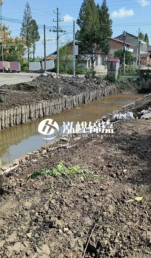 打樁木樁為什么要一根根挨著打？100米河堤需要打多少根木樁？