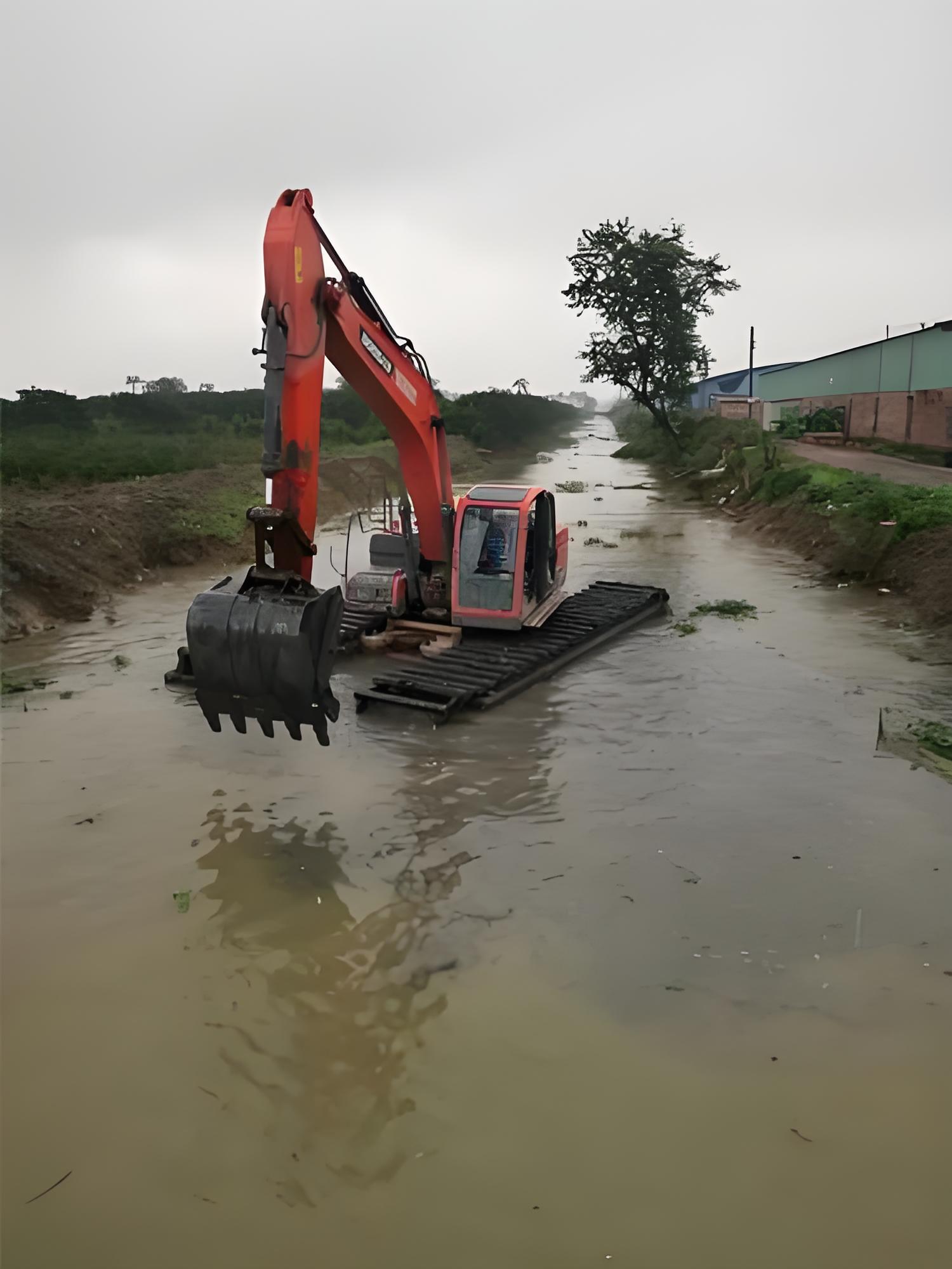 四川自貢挖機(jī)清淤施工隊 - 水上挖機(jī)清淤能處理含有水草的淤泥嗎?