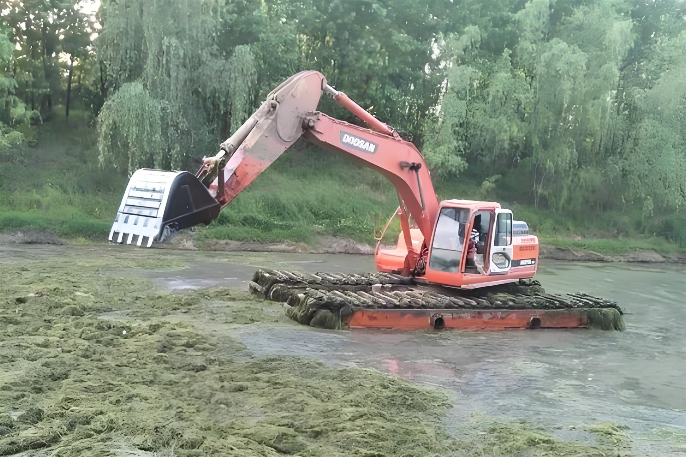 廣西南寧挖機(jī)清淤施工隊-沼澤清淤怎樣防止挖掘機(jī)下陷?