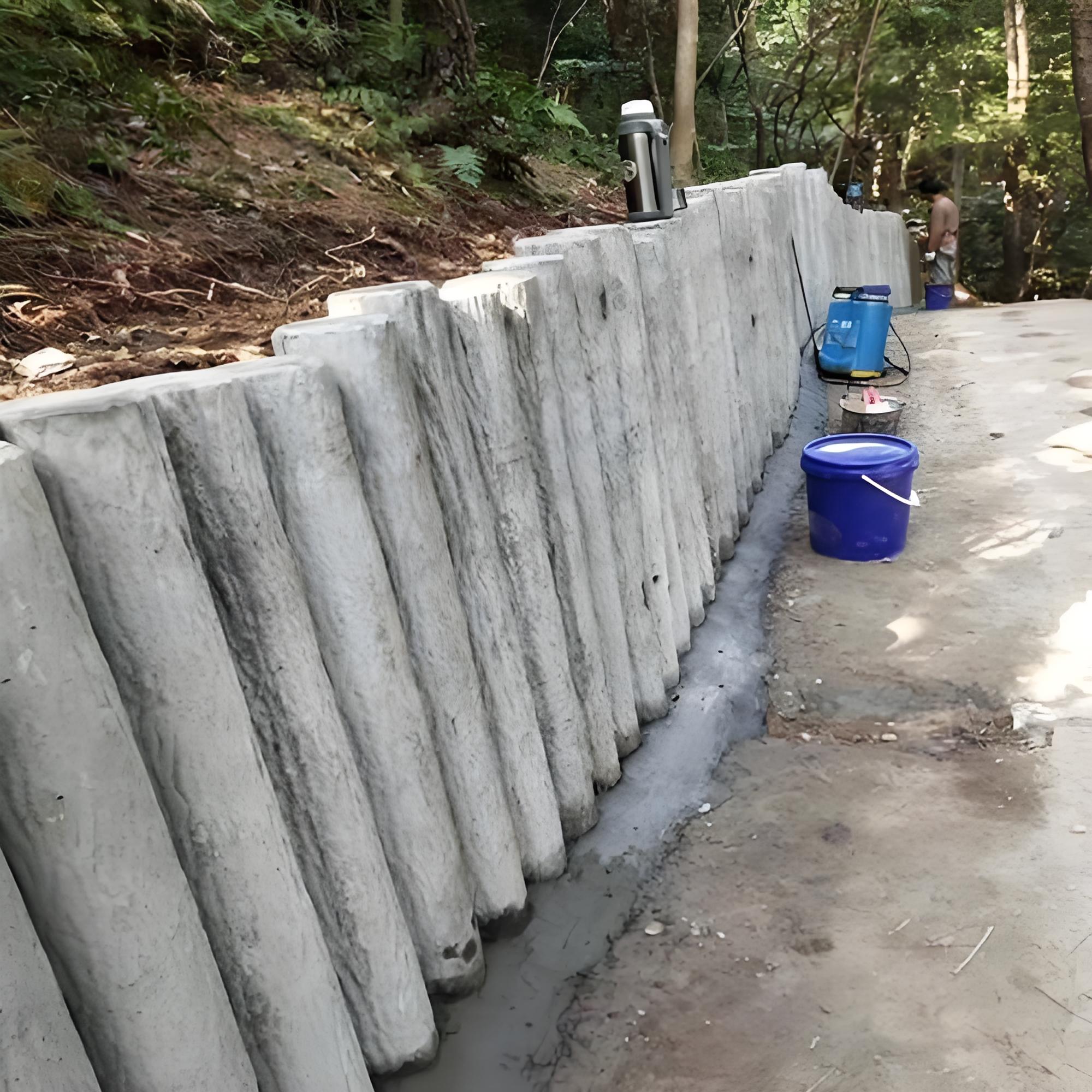 水泥仿木樁施工隊(duì)泓樺錦嘉-水泥仿木樁的防腐性能比真木樁好嗎？