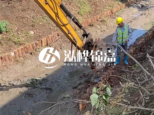 松木樁施工隊(duì)泓樺錦嘉 - 河道加固打松木樁怎么打?